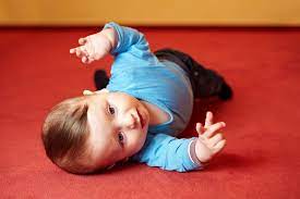 Hallo, es ist richtig das man sagt babys sollen nicht auf den bauch schlafen. Ab Wann Sich Ihr Baby Auf Den Bauch Oder Rucken Drehen Kann