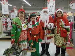 Tous les élèves étaient réunis dans la salle de jeux et l'ont remercié en chantant comme il se doit petit papa noël.un bien beau moment qui enchante toujours autant les petits. Auteur Denis P Petit Papa Noel Avec Maman Noel Et Ses Lutins Maman Noel Papa Noel Noel