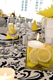 Vendiamo decorazioni con palloncini e tutti gli accessori che ti aiuteranno a ricreare il tema scelto e l'allestimento perfetto per la tua location. Decorazioni Con Il Limone Foto 19 30 Pourfemme Candele Galleggianti Decorazioni Di Nozze Centrotavola Nuziale