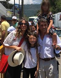 Erika camil conoció a luis miguel cuando eran niños, los papás de la actriz y luisito rey junto con marcela basteri se convirtieron en amigos, de hecho el sol le decía tío al papá de erika, jaime camil. La Historia Del Gran Amor De Luis Miguel La Hija De Un Millonario Que Termino Casada Con El Creador De Un Show De Strippers Infobae