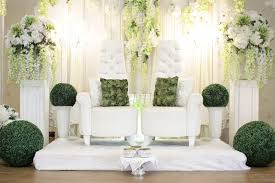 Palet warna yang dominan dapat kita lihat dari dekorasi pelaminan berkonsep ini sendiri adalah cokelat, gold, dan juga padu padan warna bernuansa pastel yang kalem dengan. 9 Panduan Memilih Dekorasi Pelamin Impian