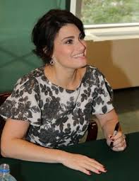 Idina Signing Copies Of Her New Christmas Album At A Barnes And Noble Event Disney Queens Best Actress American Actress