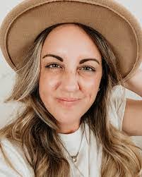 Samantha Ridenour's Instagram, Twitter & Facebook