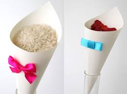 Y es que, el rito de echar arroz significa dar prosperidad a los recién casados por otra parte, se trata también de un deseo de fertilidad para los novios: Como Dar El Arroz En Las Bodas