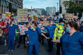 Nhs staff members have signed an open letter calling on the prime minister to increase pay. Nhafs L0cvotdm