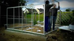 Für die unterbringung unserer fahrräder, des rasenmähers, des grills und der gartenmöbel wollen wir eine art gerätehaus kaufen. Gewachshaus Aufbau Youtube