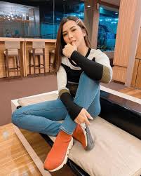 Sebab, gugatan cerai dita fakhrana tidak diterima atau ditolak oleh pengadilan agama jakarta selatan. 10 Potret Dita Fakhrana Presenter Manis Yang Kian Naik Daun