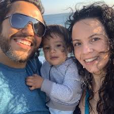 La Dra. Roxana Barrera Solis (@roxanabarr) estudió medicina en la U.  Anáhuac y realizó su especialidad de Ortopedia en la UMAE Lomas Verdes del  IMSS. Su papá es Ortopedista y cuando ella