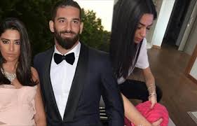 Çift oğullarına hamza arda ismini. Arda Turan Esi Aslihan Dogan A Ayaklarini Yikatti