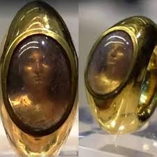 Archaeologists stunned after finding 'spectacular' gold ring engraved with  Christ's face that was lost 500 years ago.