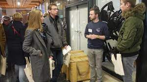 Contiene más de 15000 nuevas preguntas añadidas en el 2021 y actualizadas diariamente. Une Foule Interessee Lors Des Portes Ouvertes Des Compagnons Du Devoir