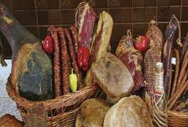 La carne del cerdo mangalica es rojiza, muy jaspeada con grasa blanca cremosa (que puede derretirse a 32ºc); Produse Traditionale Din Carne De Mangalita Si Bazna Vechi Rase De Porci Autohtone