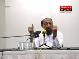Antar teman kadang punya cincin kembar dan dikenakan kompak di jari telunjuknya. Ust Azhar Idrus Pakai Cincin Ibu Jari Jangan Lebih 3 Cincin Youtube