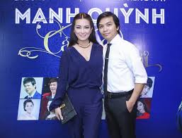 Vừa nhìn thấy người bạn thân, mạnh quỳnh và phi nhung đã ôm chầm lấy nhau và tranh thủ selfile, trò chuyện rôm rả trong lúc đợi mạnh quỳnh lấy hành lý. Máº¡nh Quá»³nh Háº¹n Yeu Phi Nhung á»Ÿ Kiáº¿p Sau