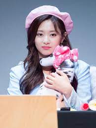 Twice)‏ هي فرقة فتيات تتكون من تسع عضوات تشكلت عام 2015، تابعة لوكالة جاي واي بي إنترتينمنت، تم اختيارهم من خلال البرنامج التنافسي sixteen، وتضم الفرقة خمسة عضوات من كوريا الجنوبية وثلاثة من اليابان وواحدة من تايوان، وقد تم اختيار. Ø¬ÙˆÙŠÙˆ Ù…ØºÙ†ÙŠØ© ÙˆÙŠÙƒÙŠØ¨ÙŠØ¯ÙŠØ§