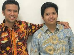 Emil dardak, wakil gubernur jawa timur, menyanyikan selamat jalan kekasih karya erros djarot. Adik Emil Dardak Ditemukan Meninggal Di Kamar Kos