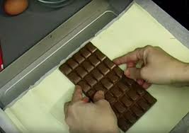 Elle Met Une Tablette De Chocolat Au Four Vous Allez Vouloir Faire La Meme Chose Apres Avoir Vu Le Resultat Idee Recette Recettes Sucrees Tablette De Chocolat