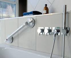 Die haltegriffe werden meist direkt an der wand befestigt. Ratgeber Mobile Einstiegshilfen Und Griffe Fur Die Badewanne Welche Hilfen Gibt Es Auf Was Ist Zu Achten Online Wohn Beratung De