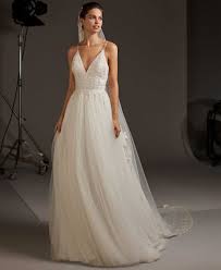 In questi giorni sono stati svelati tutti i particolari della blindatissima cerimonia, (come il costo che, sembra, sia ammontato a 1.3 milioni di dollari) ma un dettaglio fondamentale non era stato totalmente rivelato: Abiti Da Sposa Pronovias 2020 Collezione Foto Prezzi Beautydea