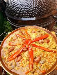 Fate soffriggere e dorare gli ingredienti, dopodiché toglieteli dal centro della paellera, spostandoli verso i bordi in modo che siano raggiunti da meno calore ma continuino ad insaporirsi via via che aggiungiamo gli altri ingredienti. Paella Valenciana Al Barbecue Parola Del Butcher Maremma Che Ciccia Informazione Carnivora