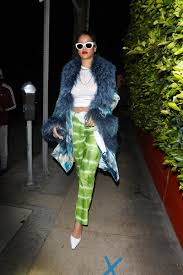 Bonjour à tous et à toutes, fan de rihanna ou pas, voilà un petit moment que je ne m'occupe plus de cette page. Rihanna Debuts New Pixie Cut In 22 000 Tie Dye Dior Jacket Glamour