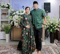 Sempat menutupi hubungannya dengan raden brotoseno, tata akhirnya mulai go public setelah resmi dipersunting oleh mantan suami angelina. 7 Potret Tata Janeeta Hamil Besar Memesona Dengan Baby Bump Foto 1