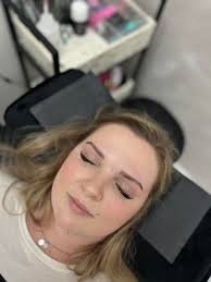 Who does good brows in Grove City?