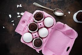 Auch herzhafte komponenten wie möhren oder süßkartoffeln rühren sich gerne mal geschmackvoll in. Uberraschung Zu Ostern Brownies Aus Dem Ei Gepellt Liz Friends