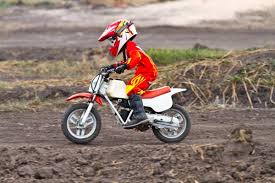 Video tersebut memperlihatkan jenazah yang diboncengkan naik motor. Lincah Di Arena Balap Dengan 10 Rekomendasi Motor Mini 2018