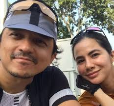 Engku emran dan istri makan siang dan menjamu tamu yang hadir. Sweet Engku Emran Lamar Noor Nabila Atas Hot Air Balloon Dengan Ayat Nikoh Jom Antara 10 Fakta Pasangan Pengantin Baharu Ini Hiburan Mstar