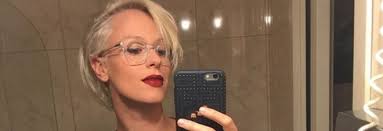Federica pellegrini e i suoi capelli color fucsia si candidano tra i trend più seguiti per questa la notizia è di quelle da far cambiare il corso delle tendenze capelli per la bella stagione in arrivo. Federica Pellegrini Nuovo Taglio Di Capelli E Color Biondo Platino