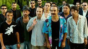 Organize i̇şler'in üzerinden 12 yıl gibi bir süre geçen bu devam filminde, kızı nazlı'nın dolandırılmasıyla hareket geçen asım noyan ile ekibinin, kurdukları sahtekârlık düzenini döndürmeye devam etmesini konu ediniyor. Organize Isler Netflix