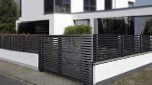 Gambar rumah minimalis terbaru ini memperlihatkan rumah dengan kombinasi beberapa warna pada eksterior. Pakai 7 Pagar Rumah Minimalis Ini Tetangga Bakal Iri Banget