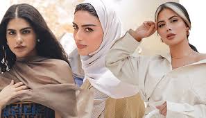تصدر اسم خبيرة التجميل والفاشينيستا السعودية يارا النملة، حديث المتابعين عقب إطلالة لها رفقة والدتها أماني العايد، خلال مشاركتهما في كأس السعودية لسباق الخيل، وقد ارتديتا عباءات مزينة بـالسدو وهو نوع من أنواع. ØªØ³ÙˆÙ‚ Ù…ÙØ¶Ù„Ø§Øª Ø§Ù„Ù…Ø¤Ø«Ø±ÙŠÙ† ÙØ®Ù…Ø© Ù„Ù„Ù†Ø³Ø§Ø¡ Ø§ÙˆÙ† Ù„Ø§ÙŠÙ† Ø§ Ù†Ø§Ø³ Ø§Ù„Ø³Ø¹ÙˆØ¯ÙŠØ©