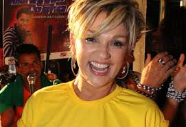 Andréa Nóbrega aparece toda sorridente no Carnaval de Salvador