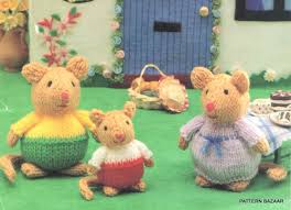 Freddie patmore shows you all the stages of how to finish off a toy in the video below. Doll S House Miniature Toy Mouse Family Knitting Pattern 5392541813023 Ebay