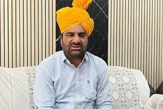 जयपुर-दिल्ली फ्लाइट लेट होने पर भड़के हनुमान बेनीवाल, केंद्र सरकार पर साधा निशाना; एयर इंडिया ने जताया खेद...See More