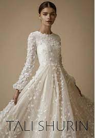 Fie că ești în căutarea unei rochii de mirese simplă, casual, nepretențioasă sau a unei rochii de mireasă cu complexitate mare, cu mâneci și voaluri, la noi în atelier vei avea parte de îndrumarea și inspirația de care ai nevoie pentru a da naștere rochiei de mireasă de vis. Atelier Bucuresti Gt Rochie De Mireasa La Comanda Gt Ladies Tailor Ro Atelier Bucuresti Rochiide Robe De Mariee En Satin Robe De Mariage Mariage Princesse