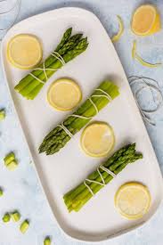 几乎没有人不喜欢柠檬精油清新自然的味道 打开精油盖子 那味道就会扑面而来 让精神一震 柠檬精油适合疲倦的下午使用 能够帮助身体恢复精神 作为香薰使用或喷雾使用最好 淡而持续的柠檬味能赶走你所有烦躁哦 florihanama how to cook asparagus quick