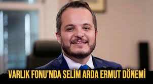 Arda ermut, boğaziçi üniversitesi siyaset bilimi ve uluslararası i̇lişkiler bölümü'nden 2004 yılında mezun oldu ve 2005 yılında başbakanlık basın ve halkla i̇lişkiler müşaviri olarak göreve başladı. O6lloht 8 0om