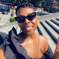 Dr. Tamara Jeffries Jackson crowns senior Danielle Berry as Miss Homecoming  2021-22. ❤️💙