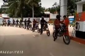 Waktu yang diperlukan petugas pom bensin untuk mengisi tangki mobil bayu 3 menit. Bikin Keki Satu Kampung Video Prank Motor Trail Antri Di Pom Bensin Netizen Orang Lagi Kerja Malah Dikerjain Semua Halaman Gridmotor Id