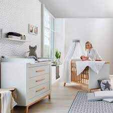 In der modernen dekorkombination aus eiche sand nb und weiß wirkt das set aus wickelkommode und bett in jedem kinderzimmer. Schardt Sparset Kinderzimmer Miami White Mit Bett Und Wickelkommode Babyartikel De