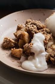Einfach Warmer Apfel Crumble Nichts Neues Aber Simpel Schnell Gut More Is Now Rezept In 2020 Lebensmittel Essen Apfel Crumble Einfach Kostlich