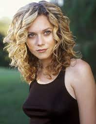Onetreehill Season 1 Promotional Photoshoot Hilarie Burton Medium Length Curly Hair Hair Styles Curly Hair Styles