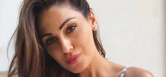 Anna tatangelo was born on a friday, january 9, 1987 in italy. Anna Tatangelo Incanta Il Web Con La Sua Scollatura Mozzafiato