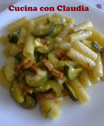 Sembra un pò pasticciata ma vi assicuro che il risultato è ottimo!!!ingredienti:per 2 persone140 g di spaghetti250 ml di panna1 zucchina 1 confezione di pancetta a cubettiolio q. Pasta Con Zucchine Pancetta E Mozzarella Cucina Con Claudia
