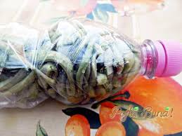 5 kg fasole verde, 12 l apa, 2 linguri sare mare pentru muraturi, 2 linguri ulei, 12 roşii, 4 morcovi. Fasole Verde Pentru Iarna