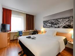 It takes you just about 15 minutes by car to reach the city, the fair and the hannover sights. Gunstiges Hotel Hannover Medical Park Ibis Accor All