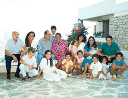 Ίδρυμα < αρχαία ελληνική ἵδρυμα. Kwnstantinos Mhtsotakhs O Kryfos Arrabwnas Me Th Marika Kai Ta Empodia Sth Sxesh Toys